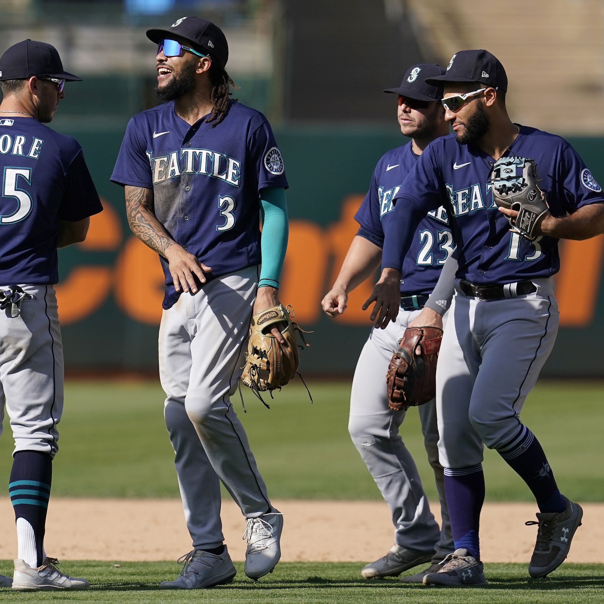 Mitch Haniger hits 2 HRs, Mariners beat A's 13-4 to gain in wild-card race