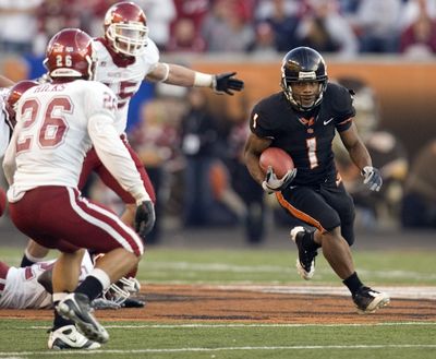 OSU running back Jacquizz Rodgers, right, turns the corner past WSU’s Xavier Hicks (26) and Andy Mattingly during the second half.  (Associated Press / The Spokesman-Review)