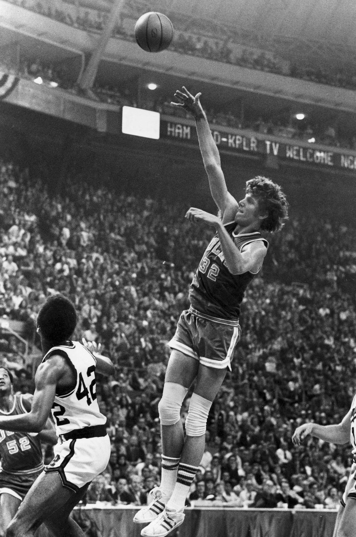 Bill Walton, shown in 1973, said his coach, John Wooden, never talked about winning streaks.  (File Associated Press)