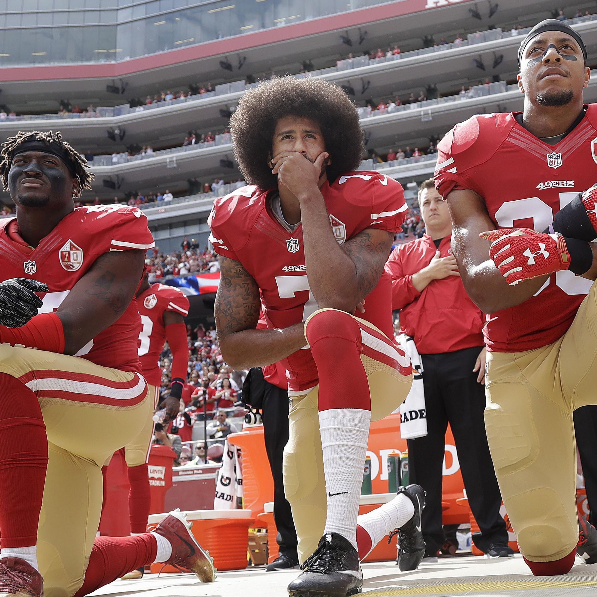 From left, The San Francisco 49's Eli Harold (58), Colin