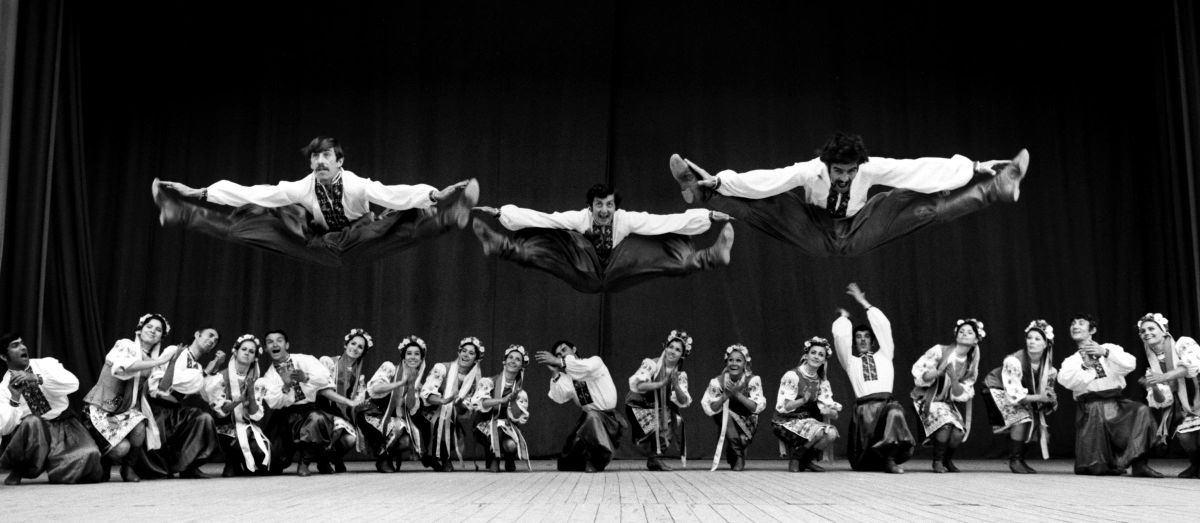 A photograph by Leonid Bergoltsev captures dancers in midair. An exhibit of Bergoltsev’s work will be on display at Hamilton Studio this month. (Leonid Bergoltsev)