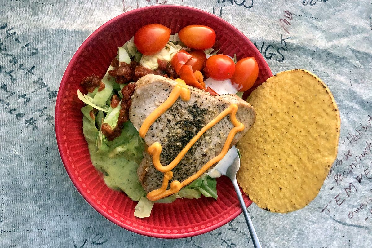 Seared ahi taco salad in Phoenix. (Leslie Kelly)