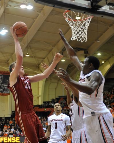 Oregon State’s Langston Morris-Walker, right, applies the defense against Josh Hawkinson’s shot. (Associated Press)