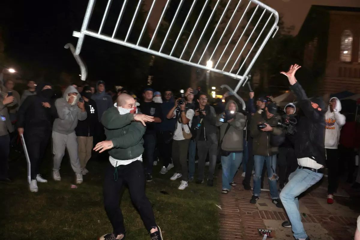 Pro-Palestinian protesters and pro-Israel activists clash at an encampment at UCLA early Wednesday morning.    (Wally Skalij/Los Angeles Times/TNS)
