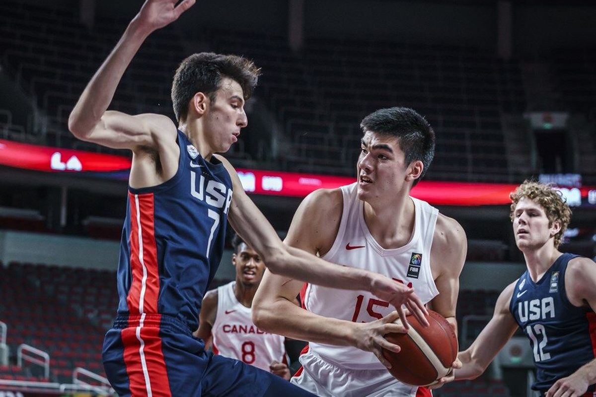 Chet Holmgren applies defensive pressure during the U.S. semifinal victory over Canada on Saturday at the FIBA U19 World Cup in Latvia.  (Courtesy/FIBA)