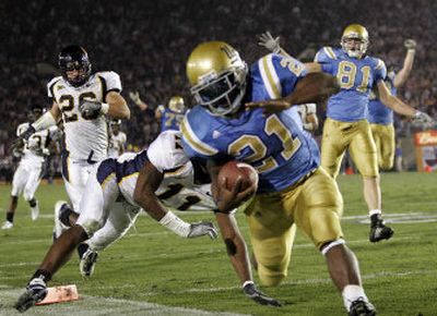 
Maurice Drew gives UCLA a fourth-quarter lead Saturday night by beating California's Robert Jordan (11) and Ryan Foltz (26) to the end zone. 
 (Associated Press / The Spokesman-Review)