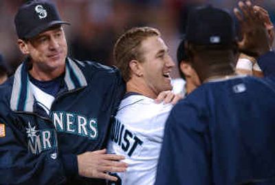 Mariners manager Bob Melvin, left, will take more of a hands-off approach with young players like Willie Bloomquist, center.
(Associated Press / The Spokesman-Review)