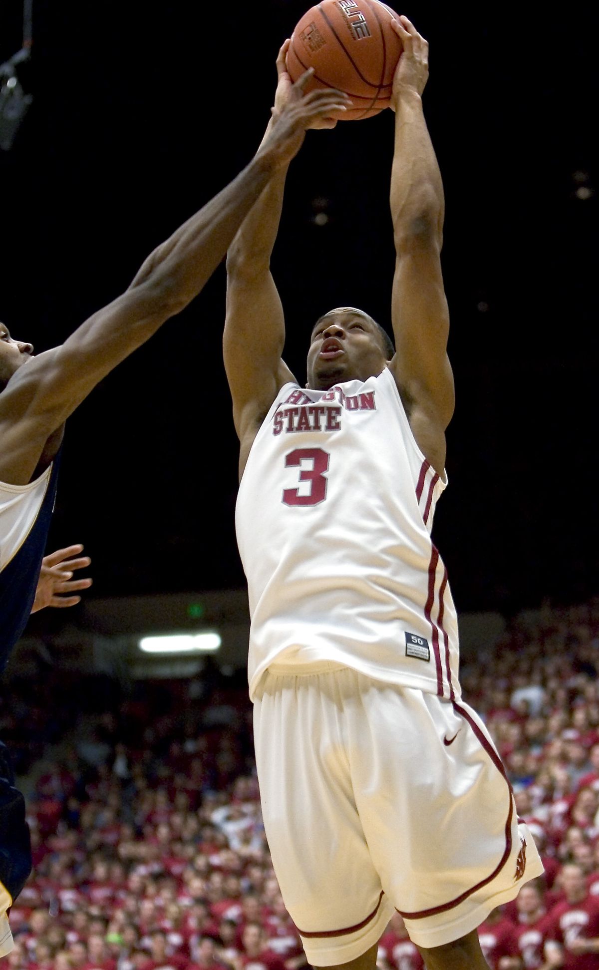 WSU’s Reggie Moore goes for the basket in the first half of Thursday’s game in Pullman.   (Associated Press)