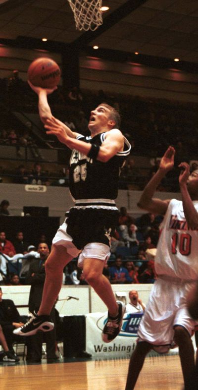 West Valley’s Mike Hamilton (25) gets ready to dunk the ball against Rainier Beach on March 4, 2000, in Seattle. (AP Photo/Ralph Radford)  (RALPH RADFORD/AP)