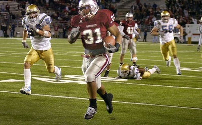 WSU running back Dwight Tardy leaves UCLA defenders behind as he seals the win over UCLA in Pullman Saturday Ooctober 27, 2007 with a 51 yard run for a score in the final minute.  WSU beat UCLA 27-7 for their first PAC-10 win of the season.  CHRISTOPHER ANDERSON The Spokesman-Review (Christopher Anderson / The Spokesman-Review)