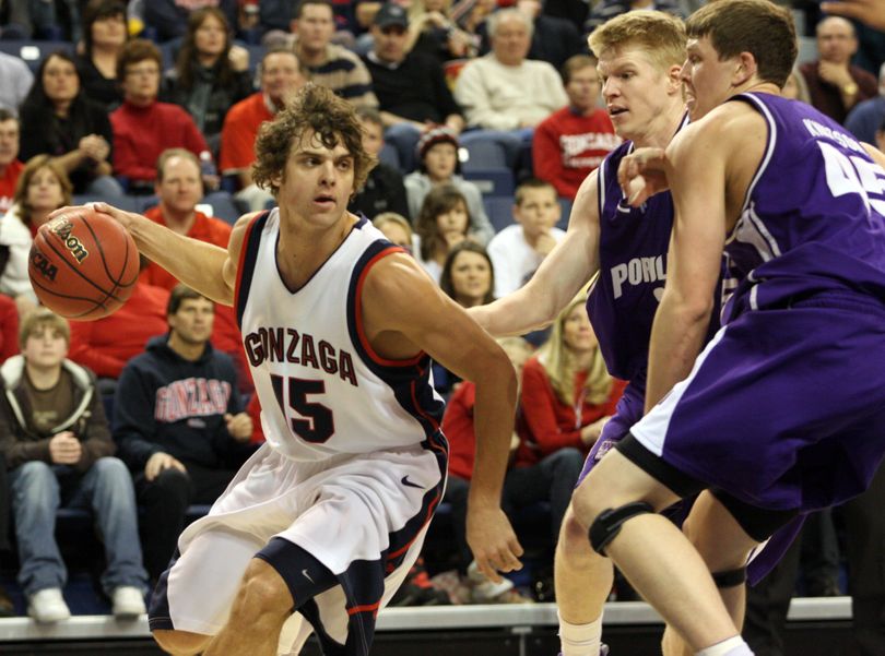 ORG XMIT: WARB111 Gonzaga's Matt Bouldin, left, dribbles against Portland's Ethan Niedermeyer, center, and Kramer Knutson, right, in the first half of their NCAA college basketball game at the McCarthey Athletic Center in Spokane, Wash., Saturday, Jan. 10, 2009. (AP Photo/Rajah Bose) (Rajah Bose / The Spokesman-Review)