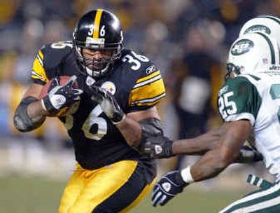 
Steelers running back Jerome Bettis runs around New York's Reggie Tongue (25) and Mark Brown for a fourth-quarter touchdown on Sunday.
 (Associated Press / The Spokesman-Review)