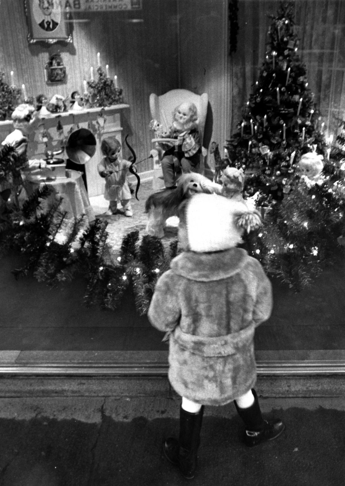 Window shopping at the Crescent Department Store in 1971.  (The Spokesman-Review photo archive)