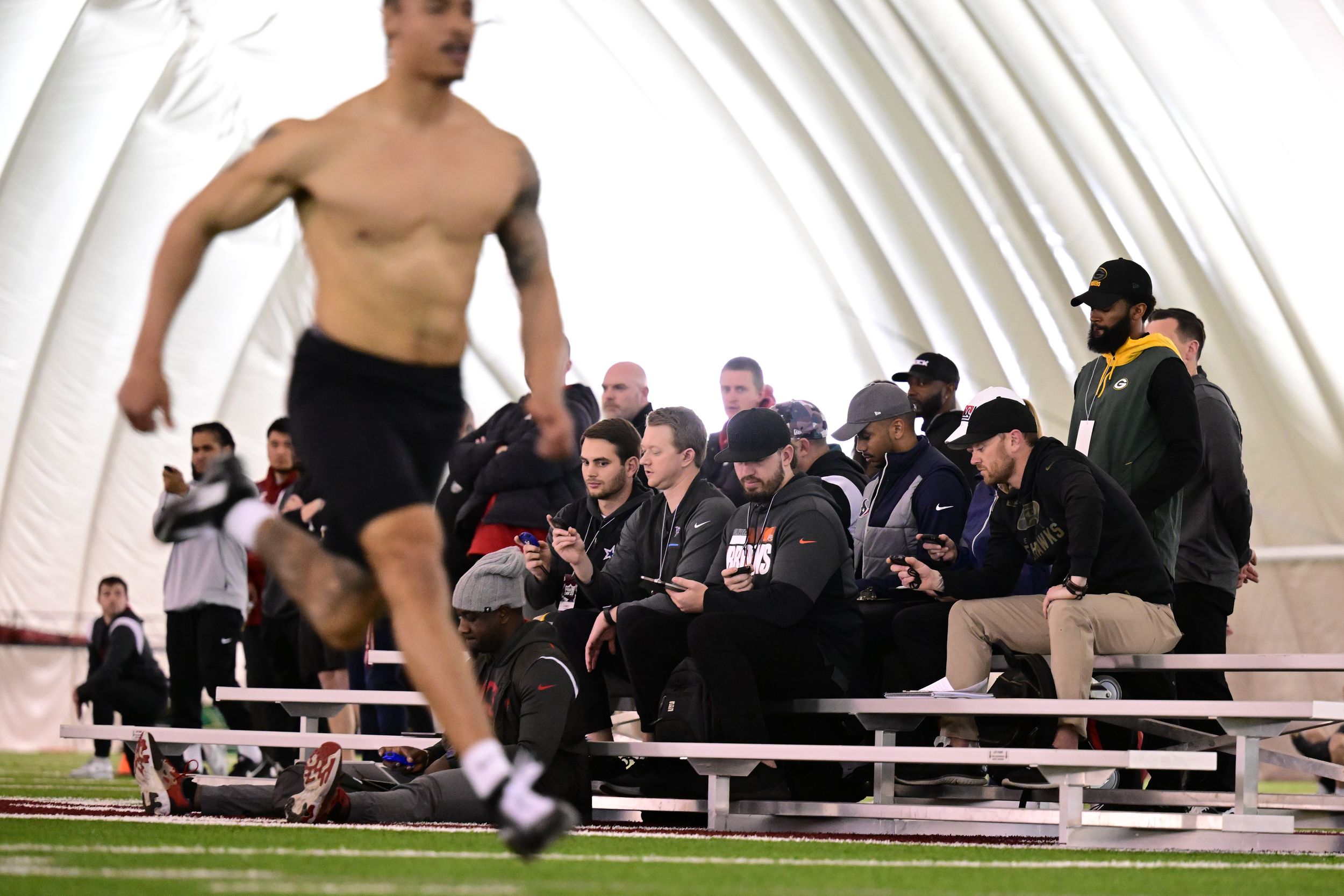 Washington State linebacker Daiyan Henley looks to the sideline