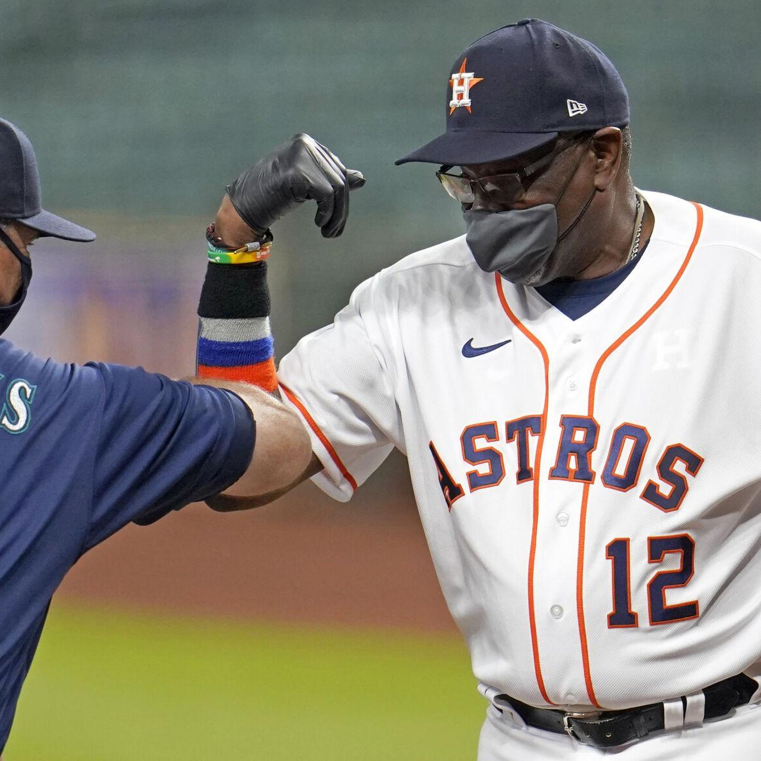 Astros pick up manager Dusty Baker's contract option