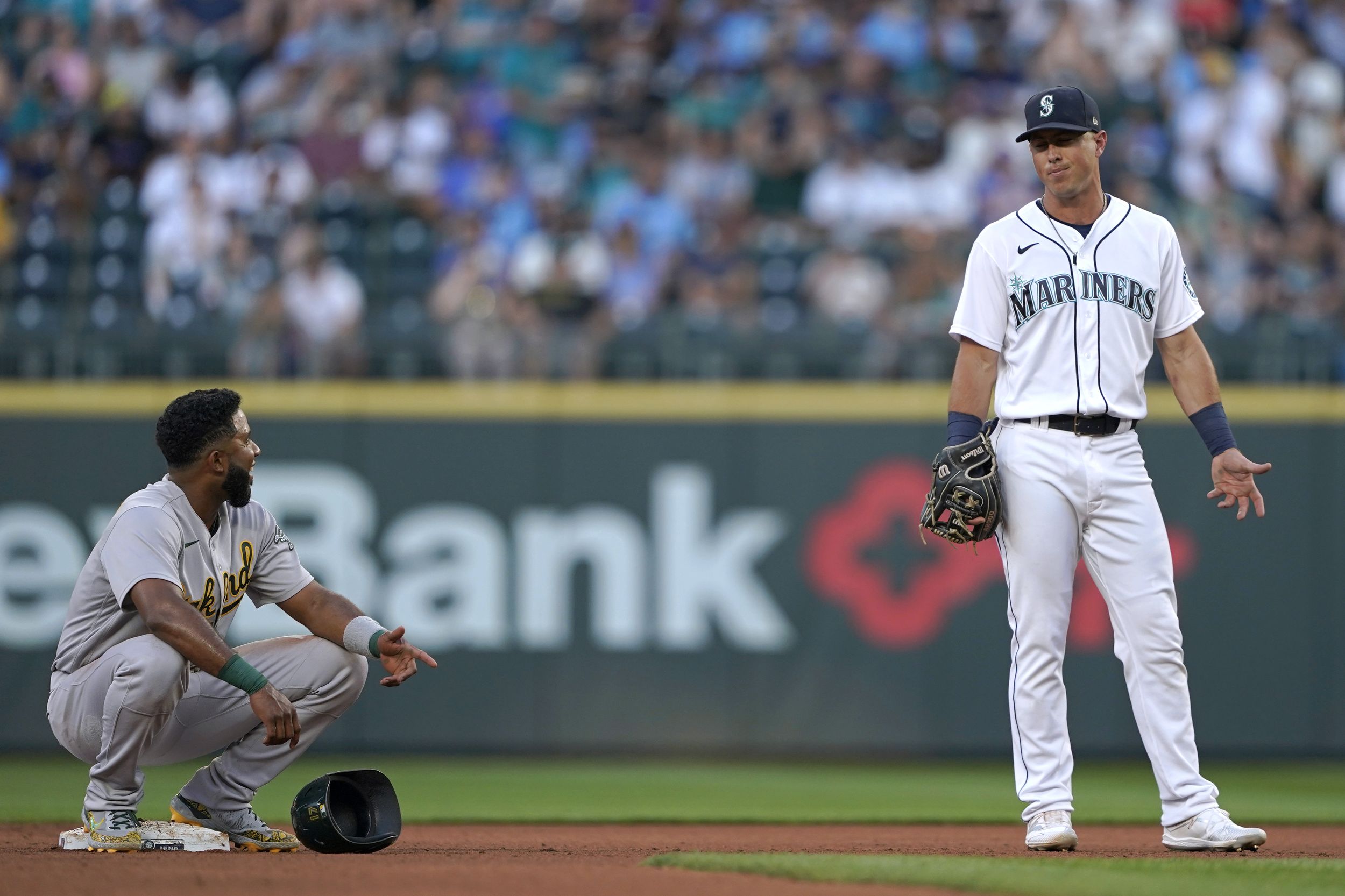 Mariners' Mitch Haniger left incredible flip over wall unscathed