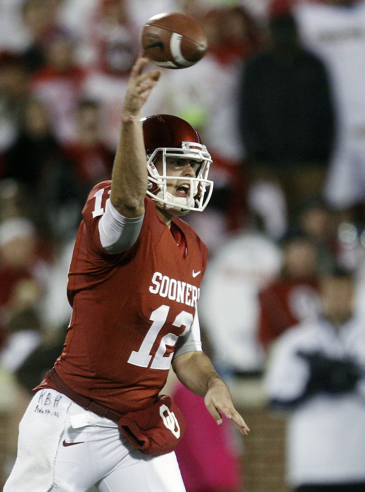 Oklahoma’s Landry Jones passed for 356 yards but no TDs against Notre Dame. (Associated Press)
