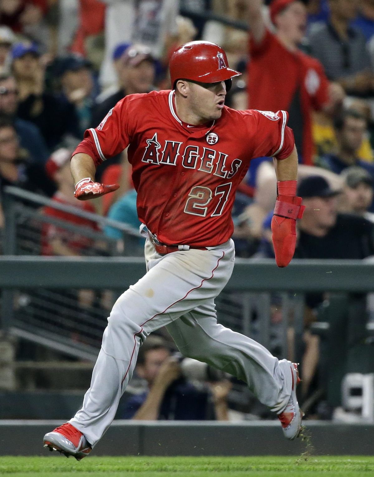 Los Angeles Angels’ Mike Trout heads home to score the go-ahead run on an error by Jean Segura of the Mariners during the ninth inning of a baseball game Friday, Aug. 11, 2017, in Seattle. (Elaine Thompson / Associated Press)
