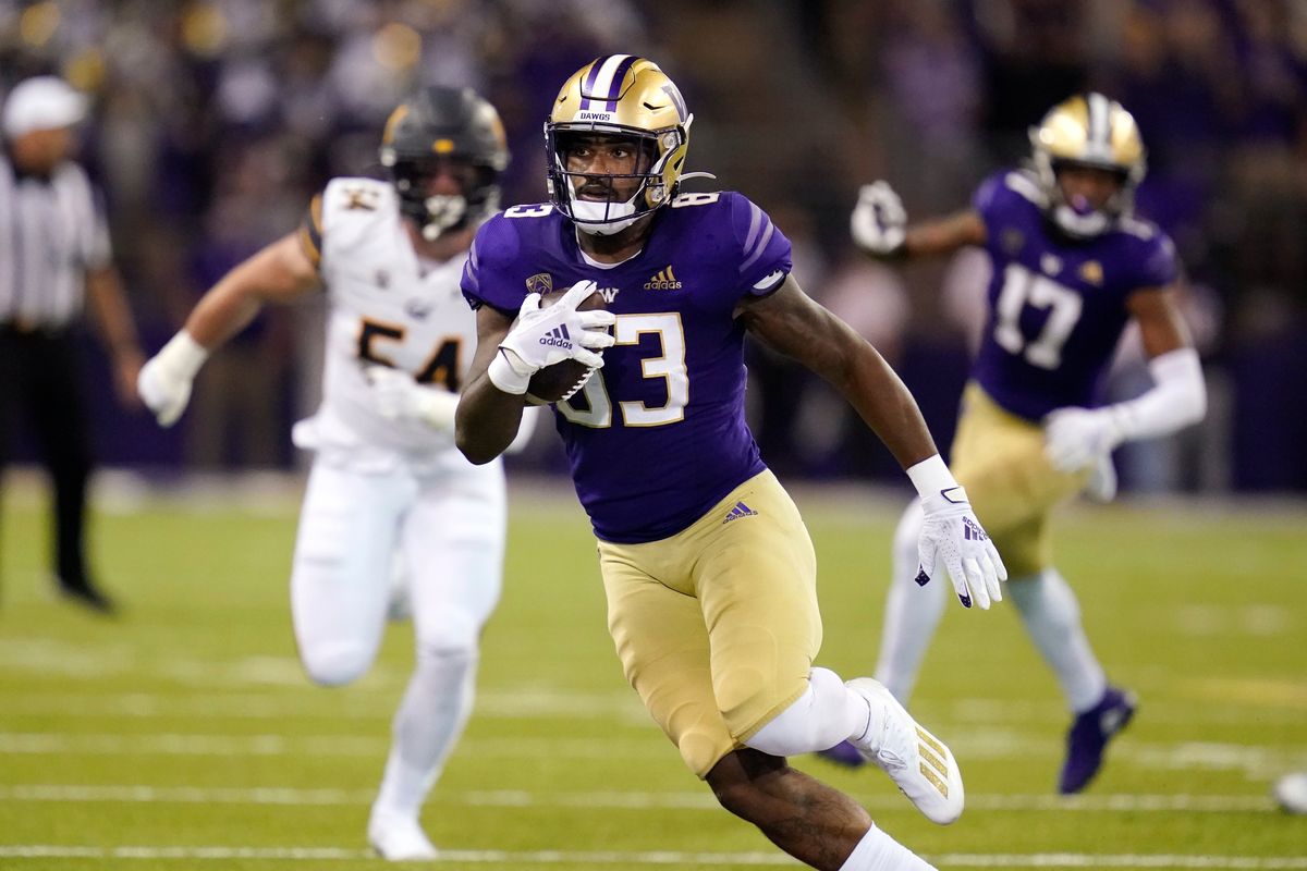 Washington tight end Devin Culp (83) breaks free against California after a catch on Sept. 25, 2021, in Seattle.   (Associated Press)