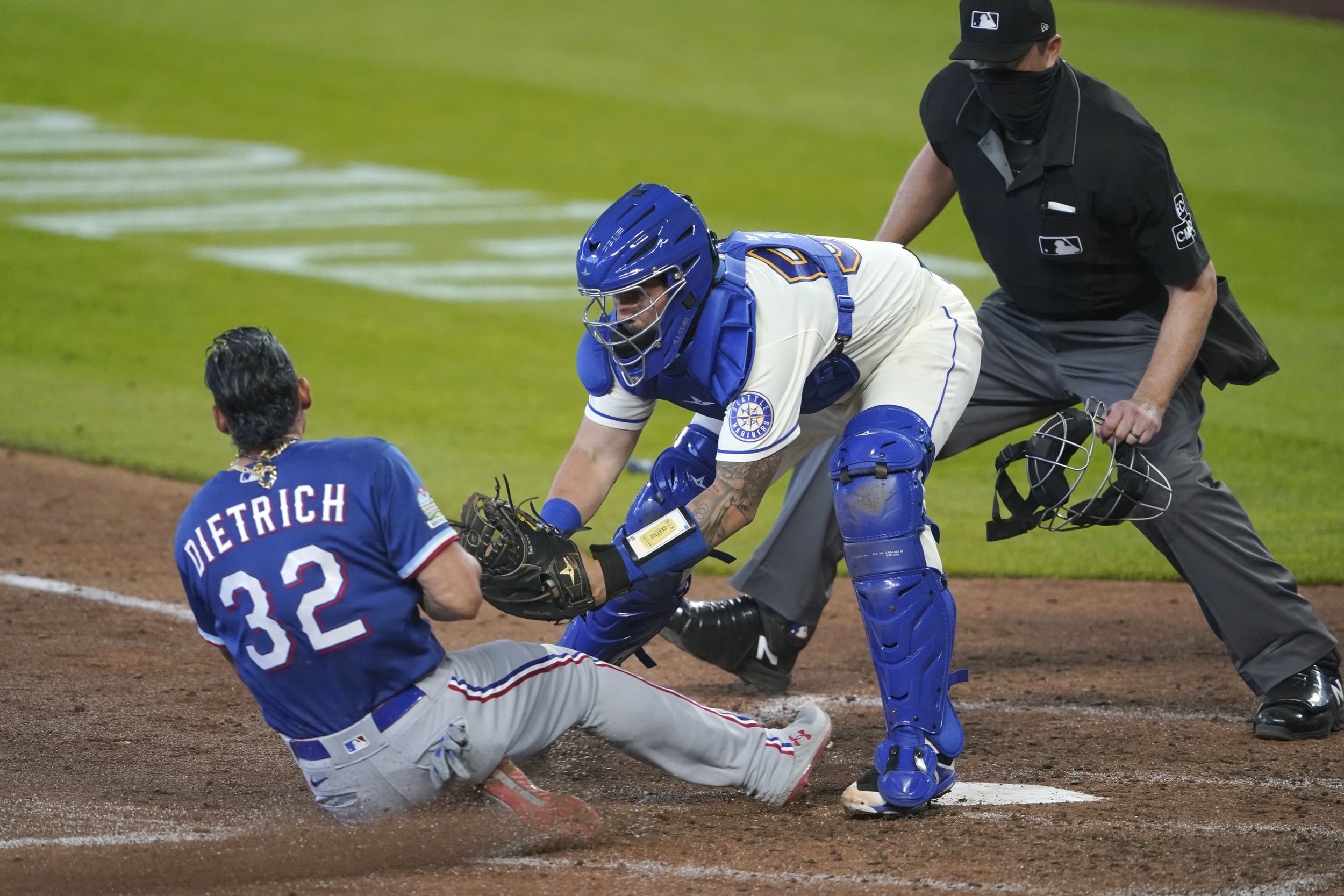 Kyle Lewis homers, Mariners hand Rangers 10th straight road loss 3