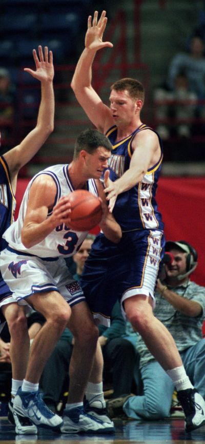 Washington 7-footer Todd MacCulluch, right, powered for 28 points and Gonzaga’s Jeremy Eaton scored 25 points at the Spokane Arena on Dec. 8, 1998. (FILE / SR)