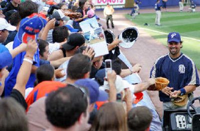 
San Diego catcher Mike Piazza receives a warm welcome from New York Mets fans. 
 (Associated Press / The Spokesman-Review)