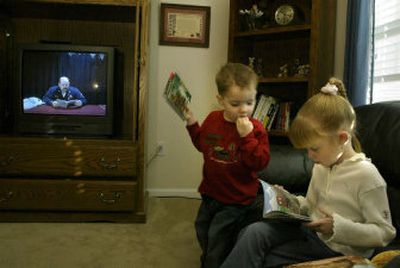 
Damon, 2, and Dena, 5, follow along at their home in San Diego as their father, Craig Morton, a Navy engineer deployed in the Persian Gulf, reads a story on videotape.  
 (Los Angeles Times / The Spokesman-Review)