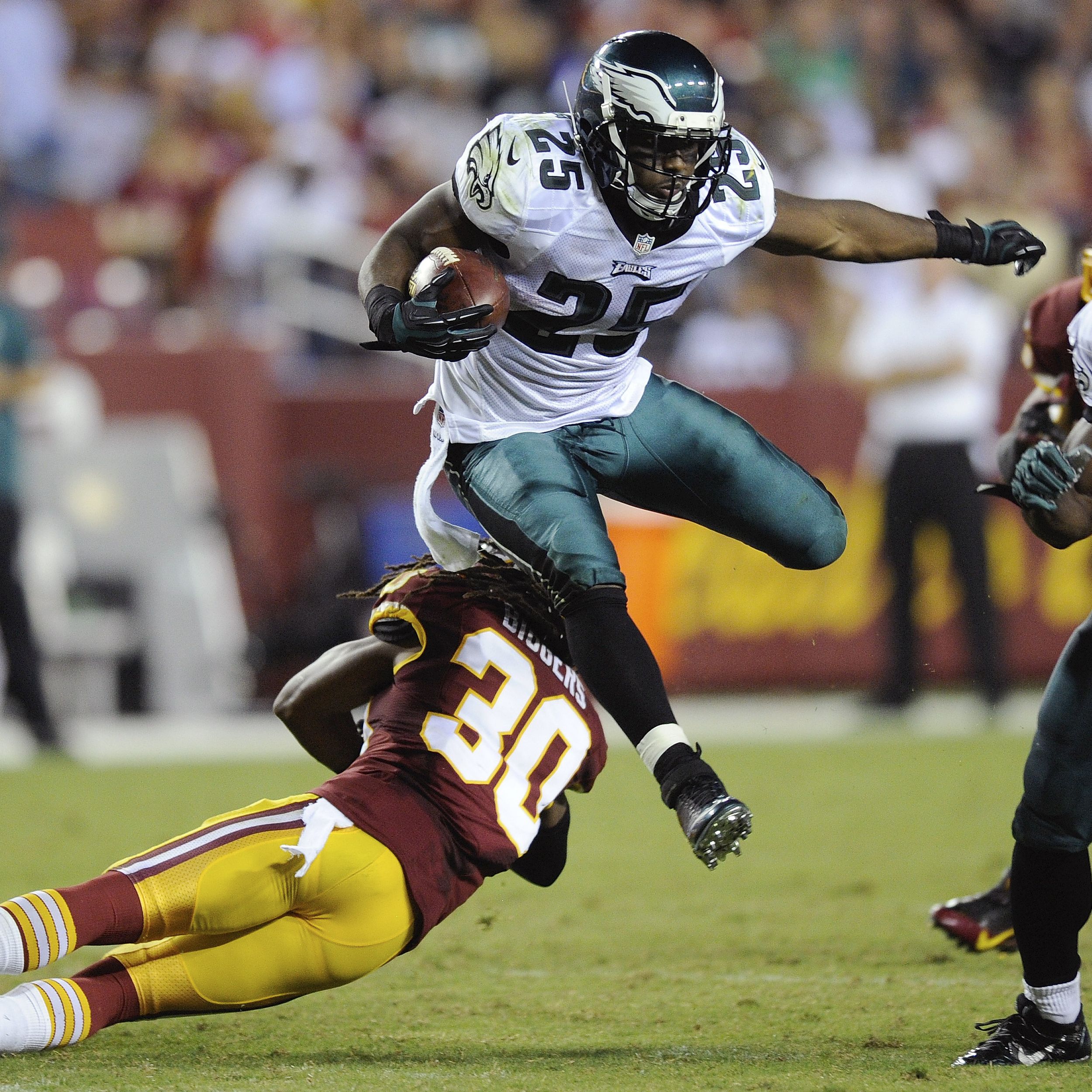 Frenetic Eagles beat RG3, Redskins 33-27