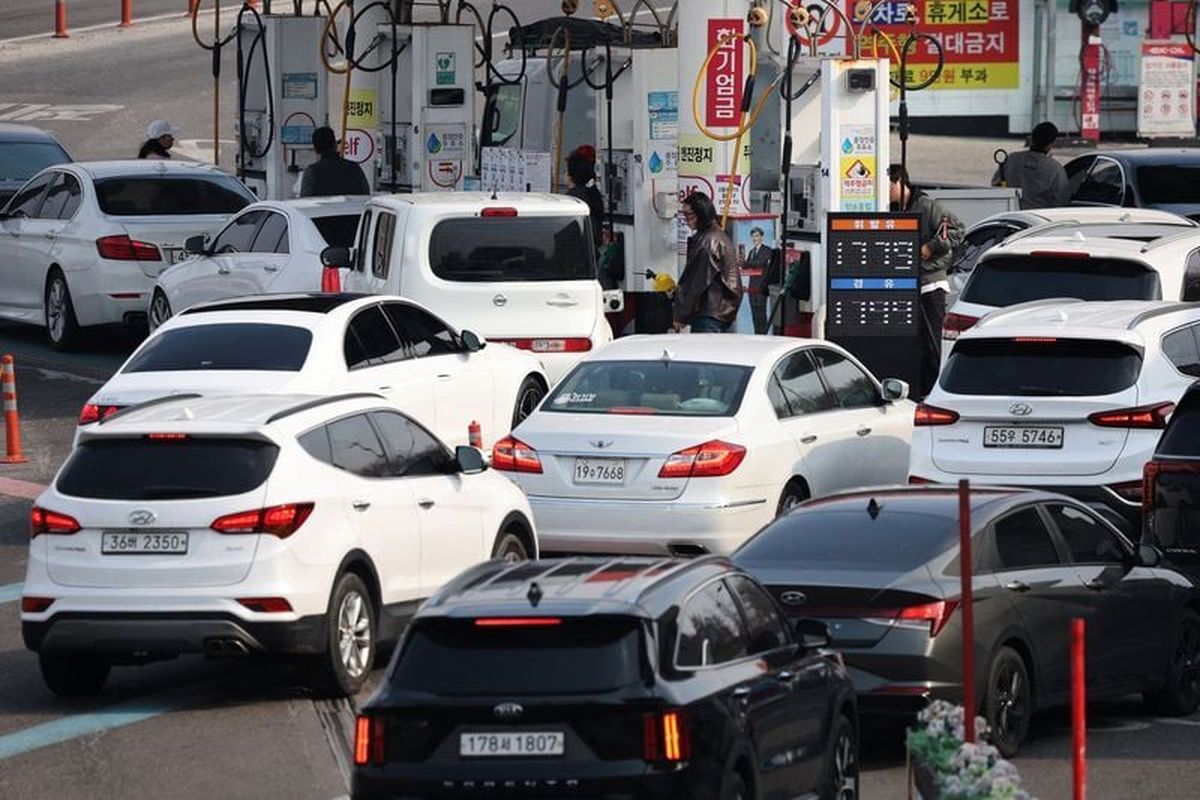 Cars line up at a gas station in Seoul, South Korea, March 9, 2026.   (Kim Hong-Ji/Reuters)