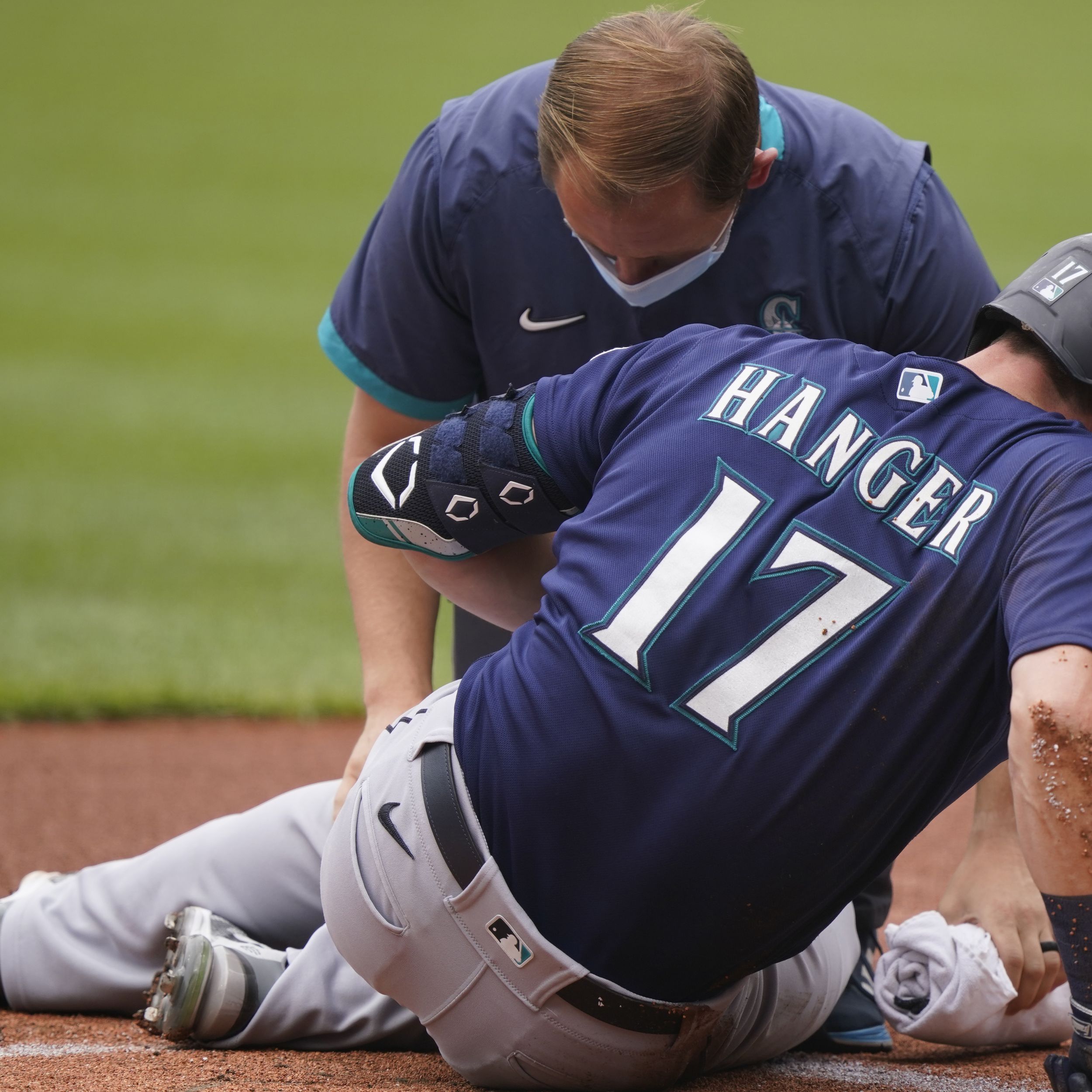 Mariners' Haniger on IL after testicular contusion