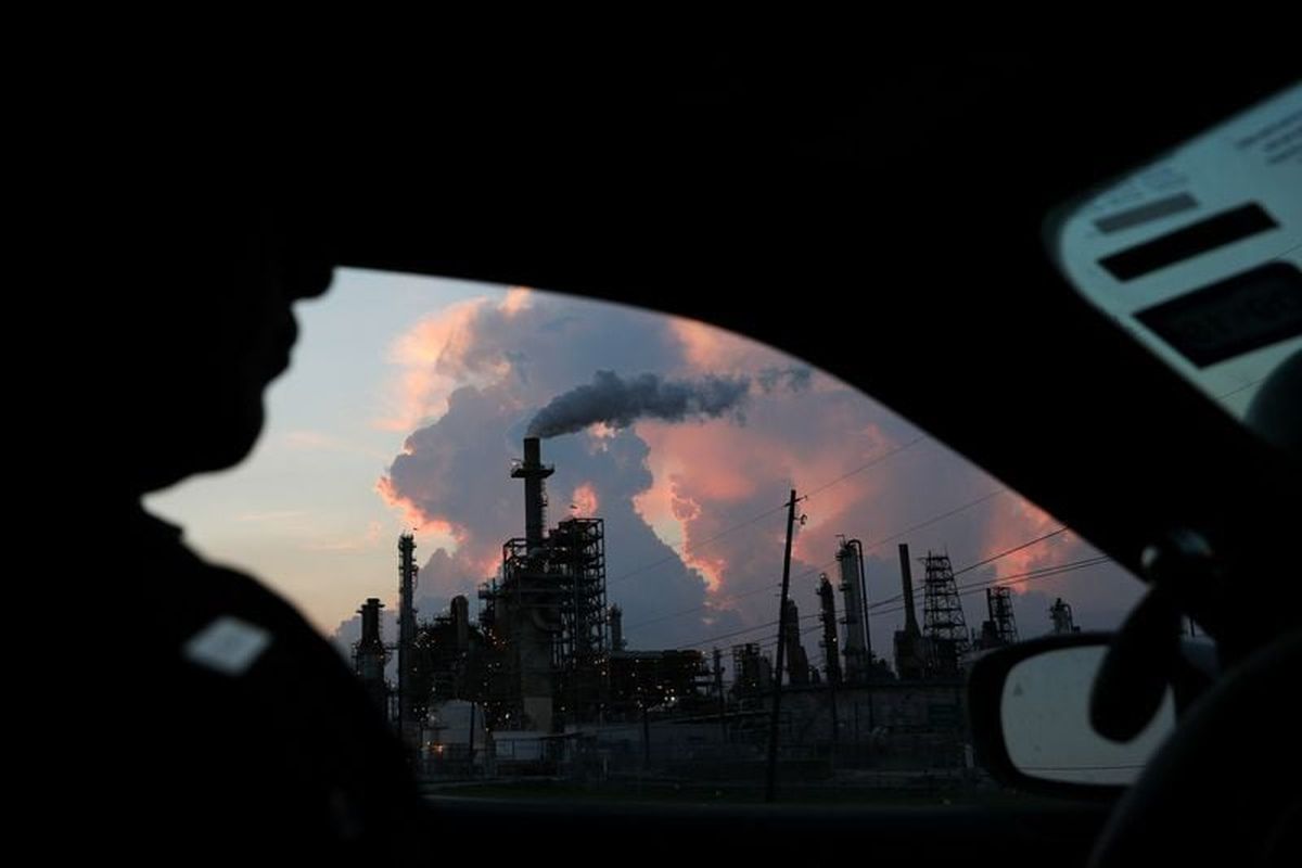 A police officer drives past a refinery in the industrial east end in Pasadena, Texas, U.S., September 18, 2018. REUTERS/Loren Elliott  (LOREN ELLIOTT)