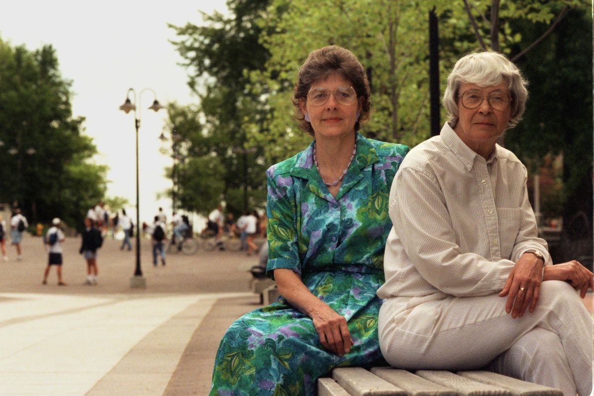 Sue Durrant, left, and Joanne Washburn share a bench on the WSU campus while reflecting on 25 years of Title IX in collegiate athletics.  (The Spokesman-Review archive)