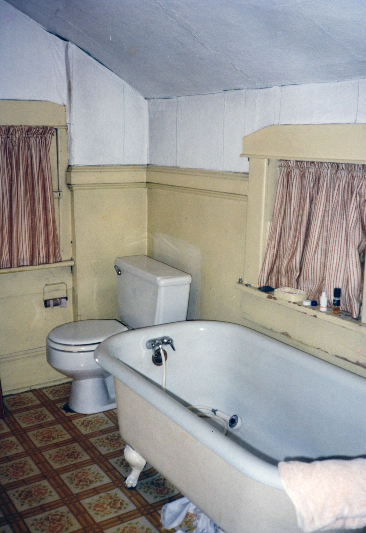 Robert M. Stenhouse renovated the nearly century-old home where he grew up in Greenville, S.C., after his parents’ death. Above, a pre-renovated bathroom. (The Spokesman-Review)