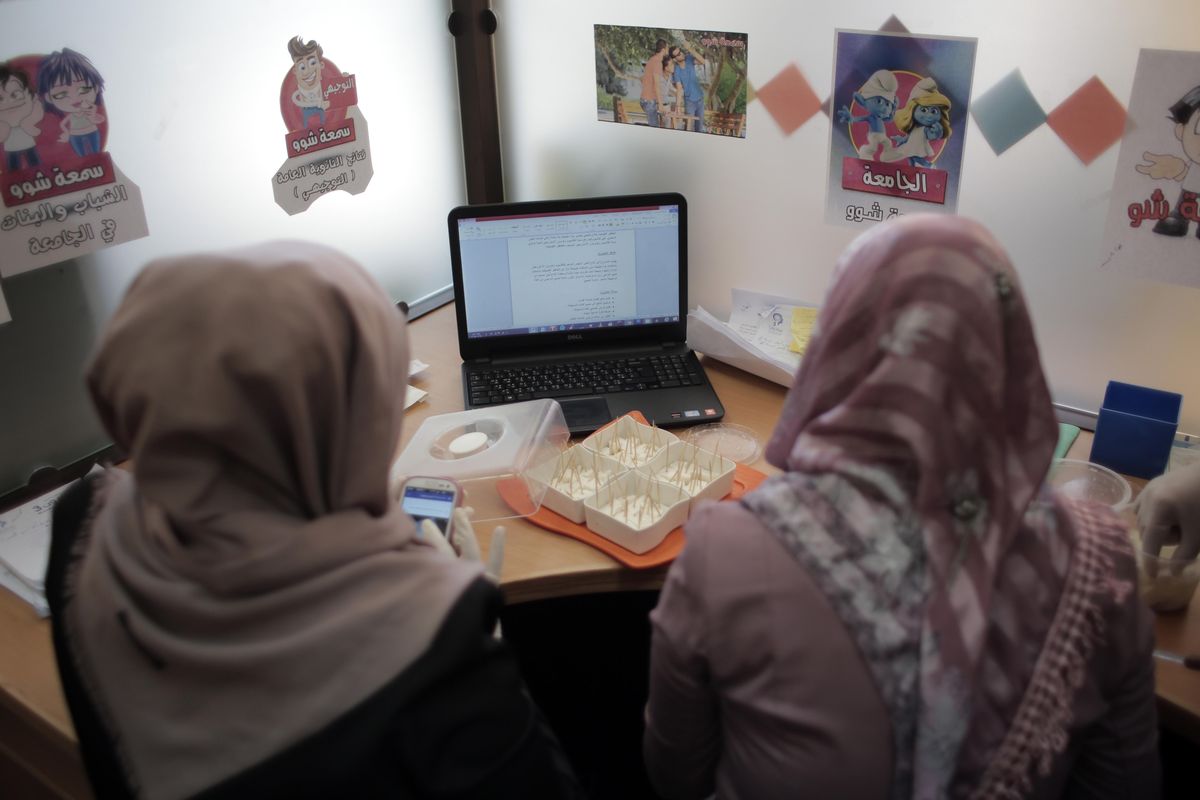 Palestinian entrepreneurs brainstorm ideas on Nov. 24 as they compete for acceptance in the third version of Mobaderoon project, hosted by the Islamic University