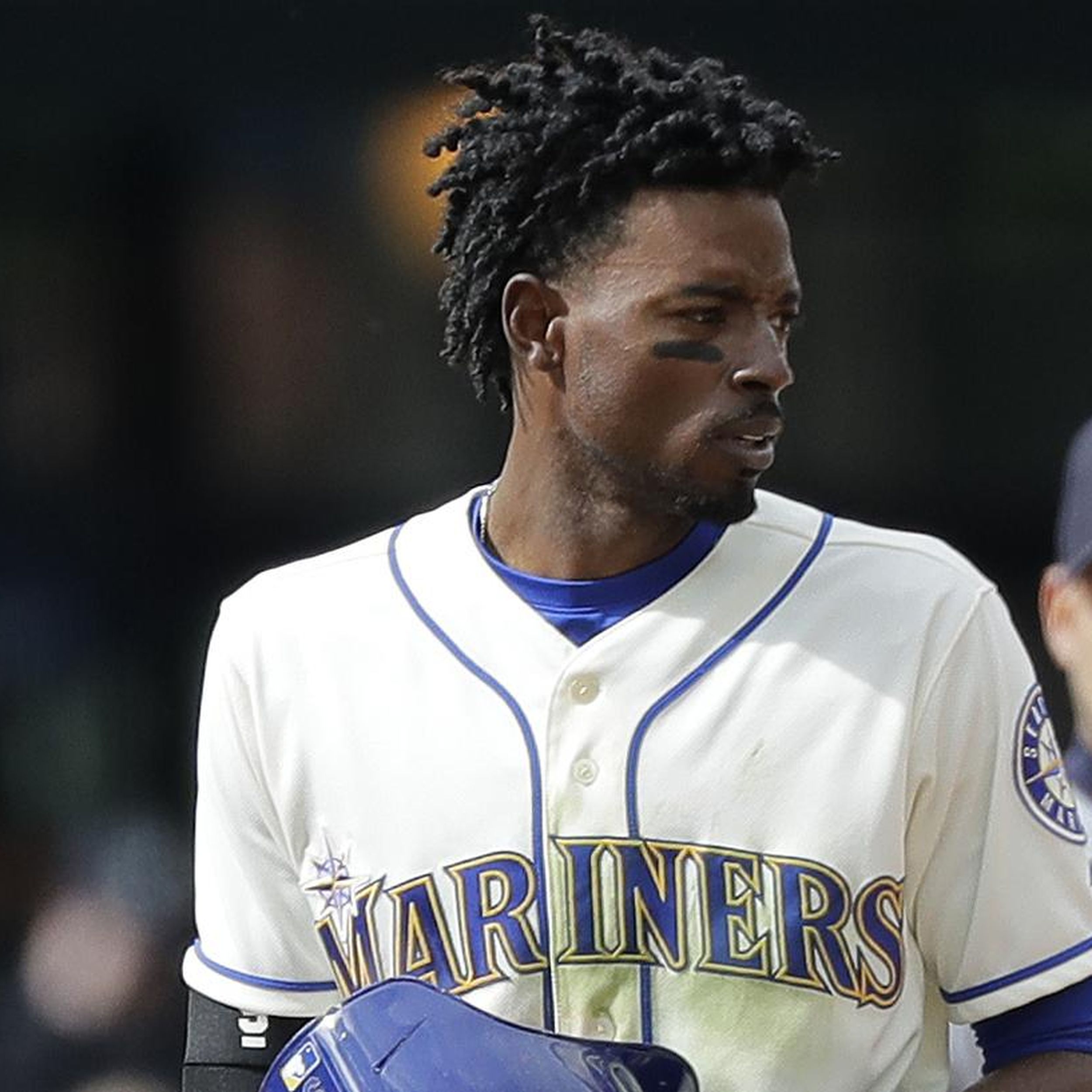 Mariners' Dee Gordon fractures toe, joins Cano on DL