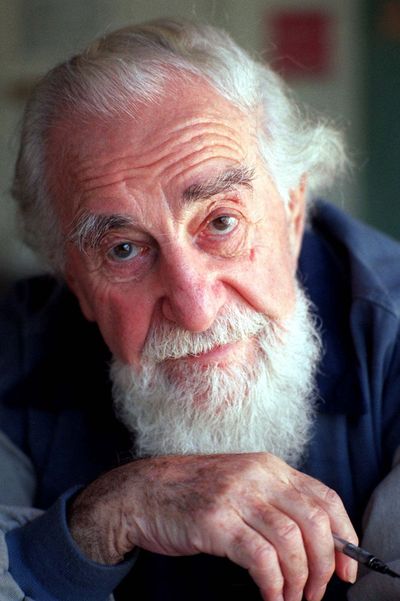 Artist Al Hirschfeld in 1998. (Associated Press)