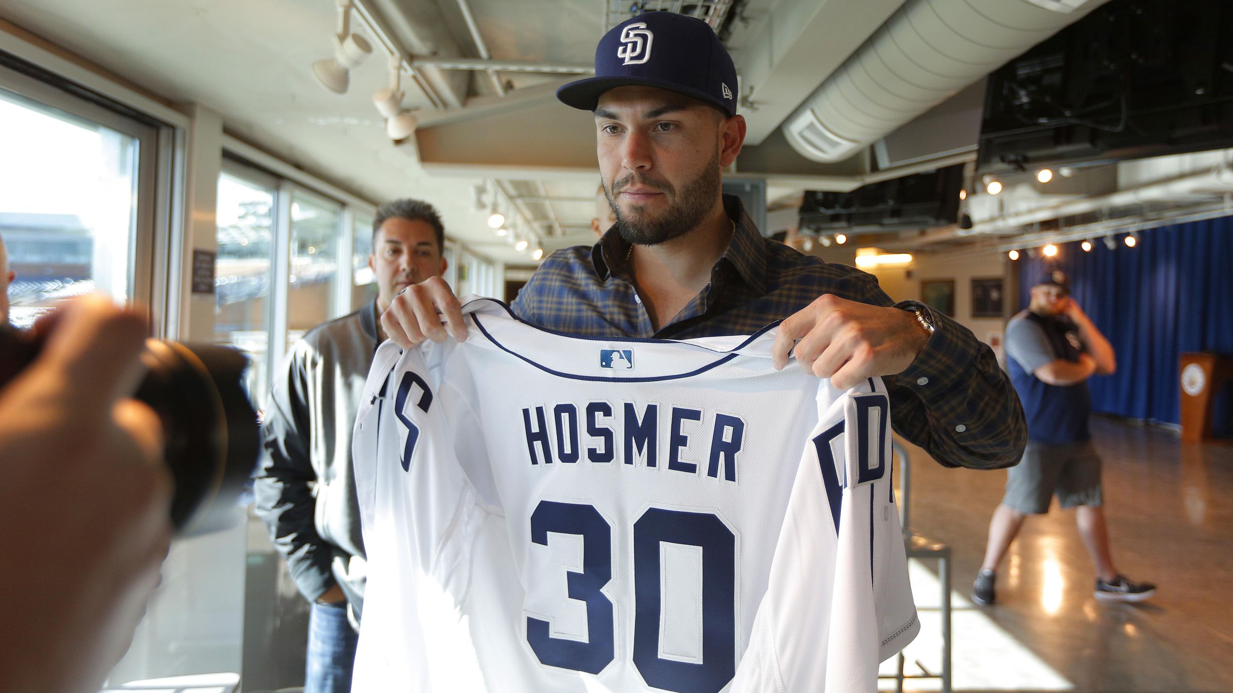 Eric Hosmer joins Padres, wears number of late teammate Yordano