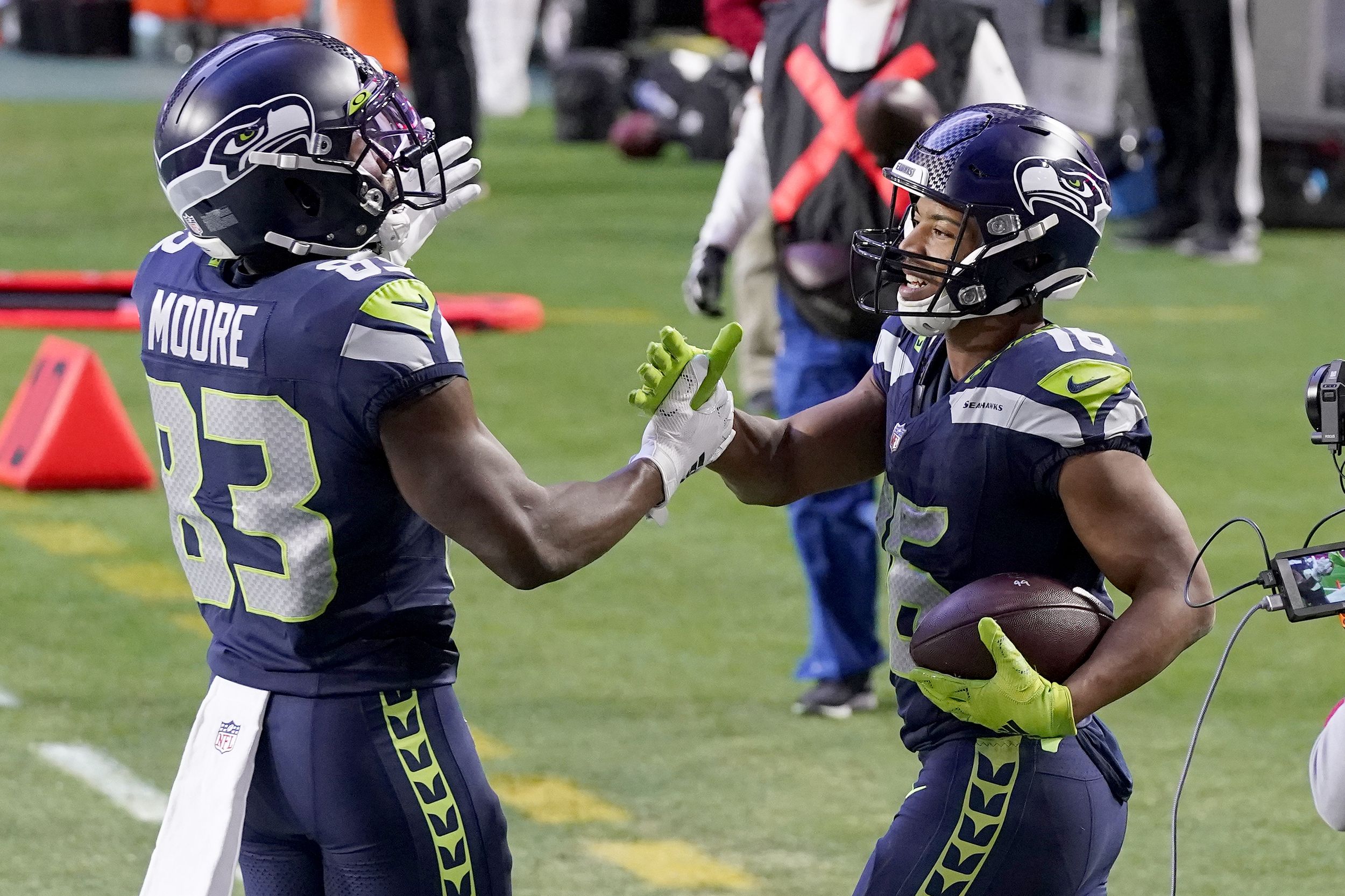 Russell Wilson, Tyler Lockett help Seahawks rally late for 26-23