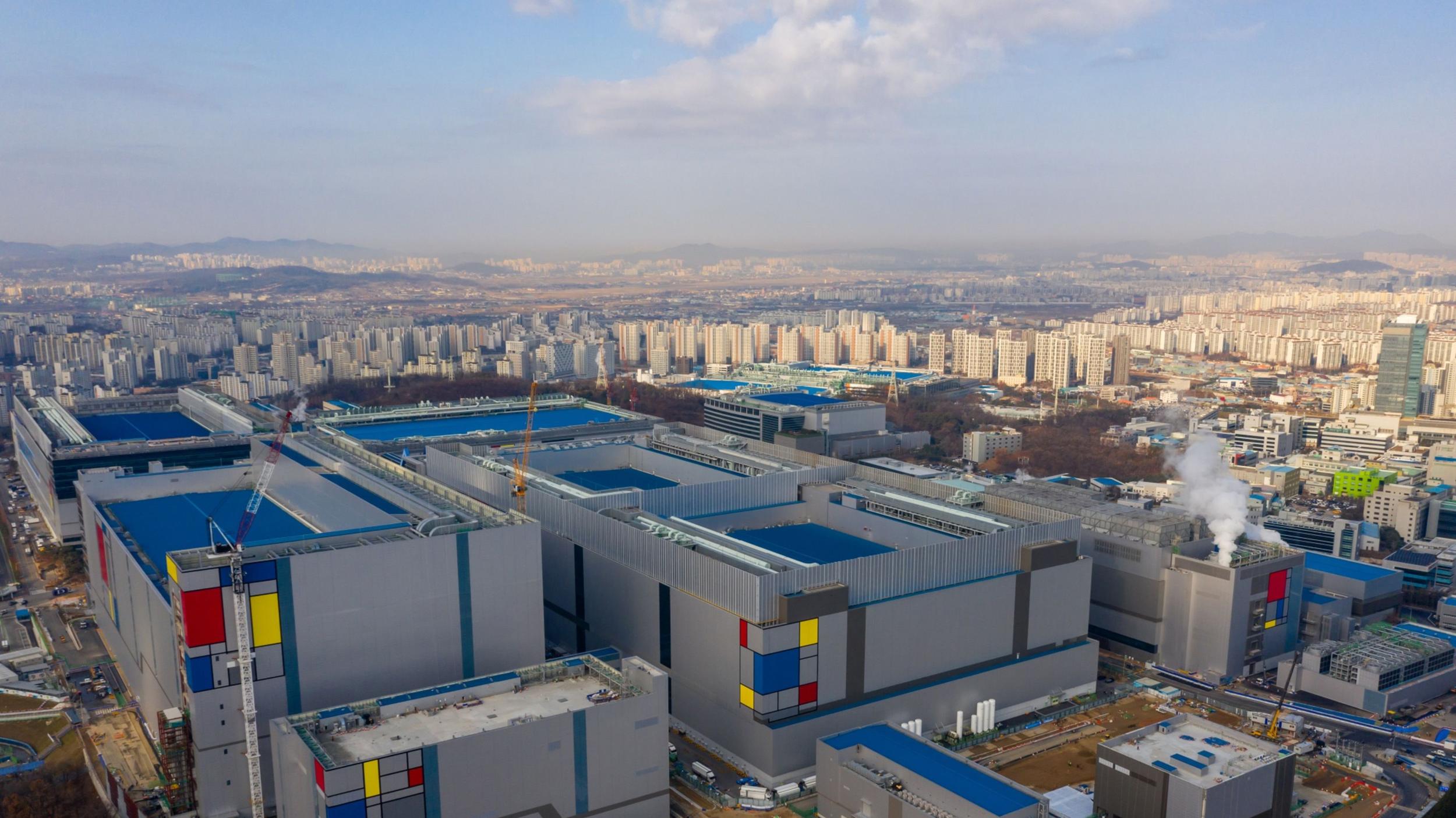 Samsung підняла ціни на виробництво передових чипів до 15%: AI-бум заповнив фабрики