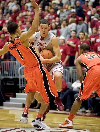 Washington State guard Klay Thompson, center, drives into Oregon State guard Jared Cunningham (1).  (Dean Hare / Fr158448 Ap)