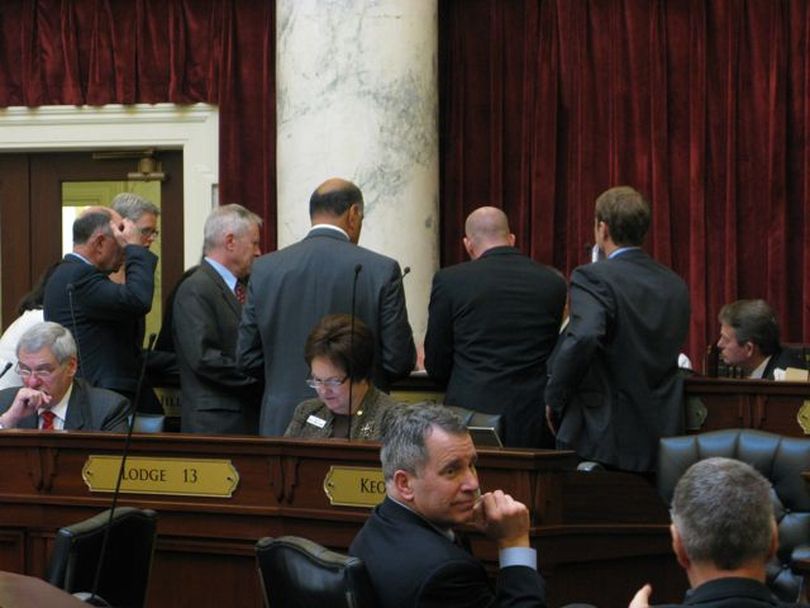 Senators huddle on Wednesday (Betsy Russell)