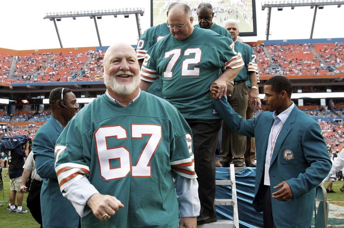 Former Miami Dolphins guard Bob Kuechenberg dies at age 71