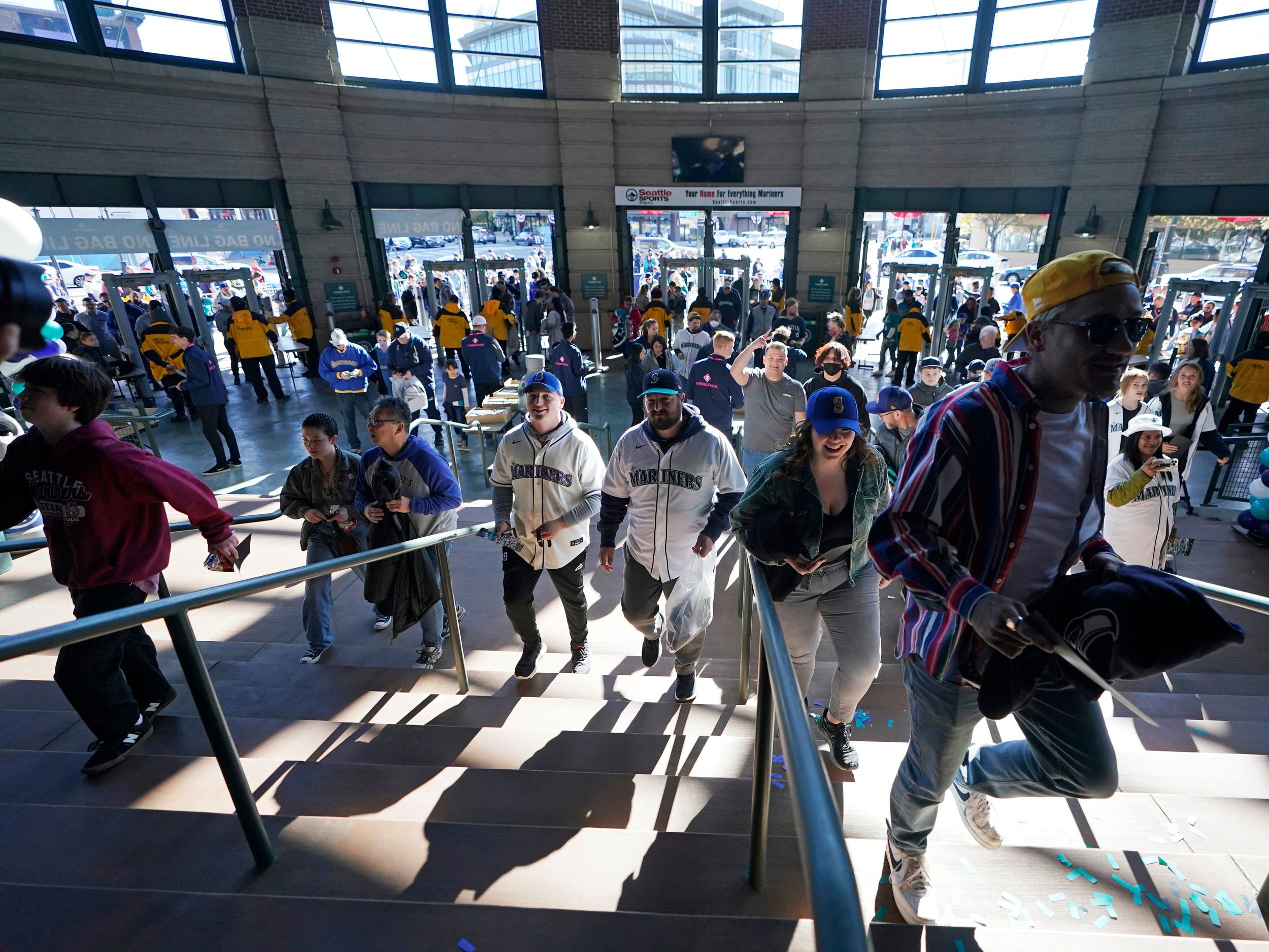 Commentary: Mariners and their fans show what Seattle baseball could be  like this season with energetic opening night win