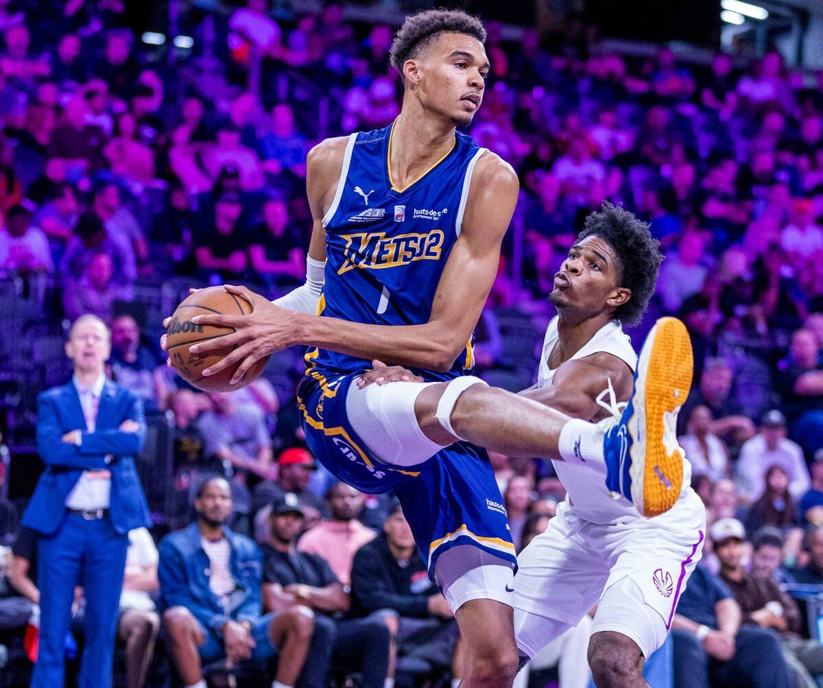 Metropolitans 92 center Victor Wembanyama keeps the ball from NBA G League Ignite’s Scoot Henderson after a rebound Oct. 4.  (Tribune News Service)