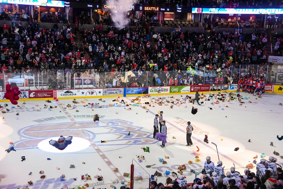 Spokane Chiefs' fans toss thousands of teddy bears for kids The