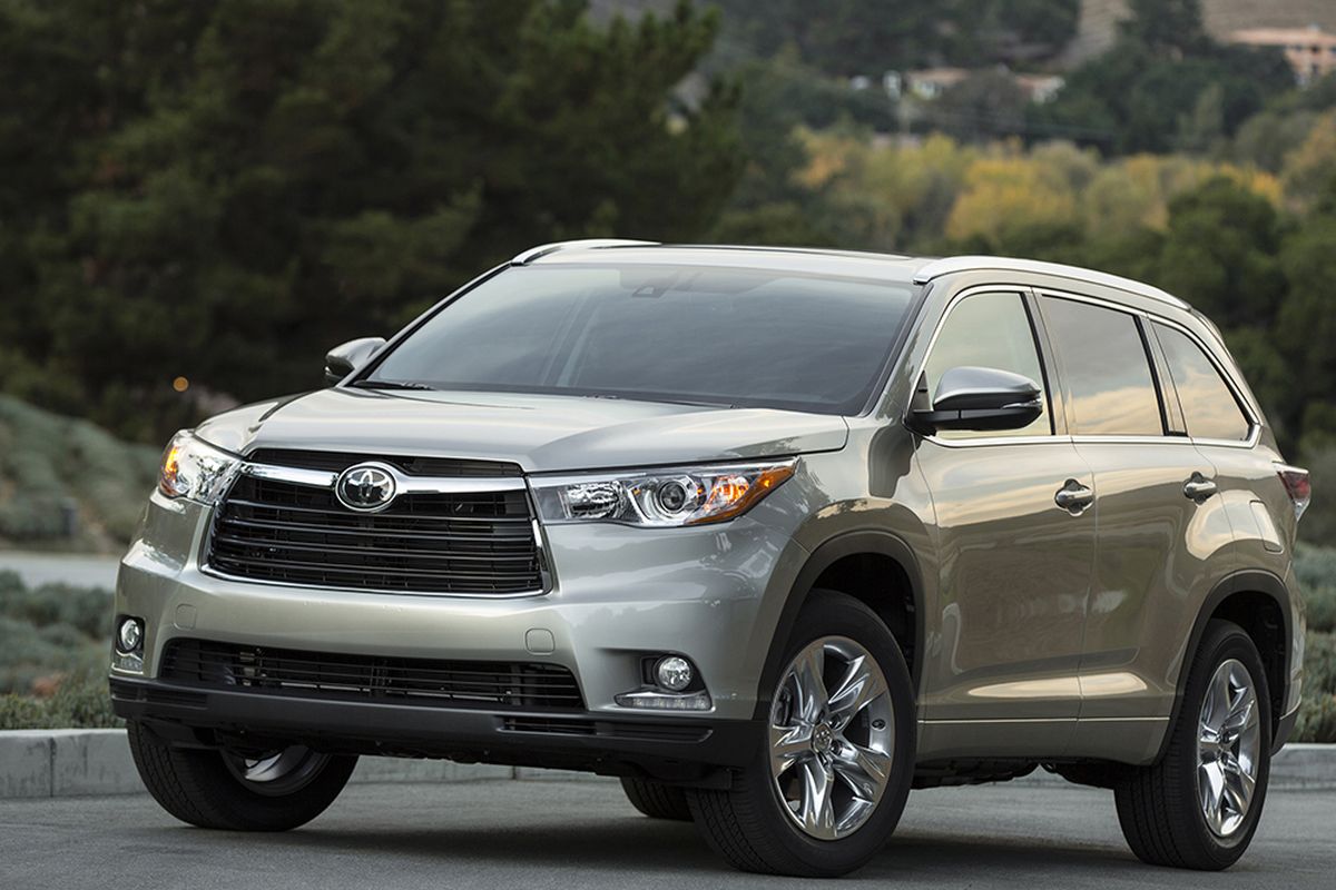 In the beginning, the top Highlander powerplant was a V-6 that made 220 hp, could tow up to 2000 pounds and earned EPA ratings of 16 mpg city/21 mpg highway. Today’s lineup includes a hybrid that makes 280 hp and is rated at 28 combined/27 city/28 highway. (Toyota)