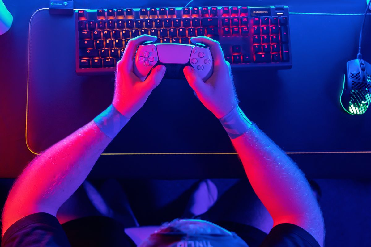 Gamers can develop of a variety of injuries due to prolonged muscle use. (Courtesy SummaForte)