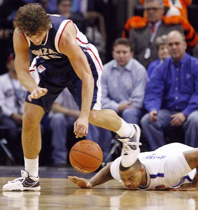 Memphis forward Pierre Henderson-Niles, bottom, lands on the floor as Gonzaga guard Matt Bouldin (15) pulls away during the first half of an NCAA college basketball game in Memphis, Tenn., Saturday, Feb. 6, 2010. (Lance Murphey / Fr78211 Ap)