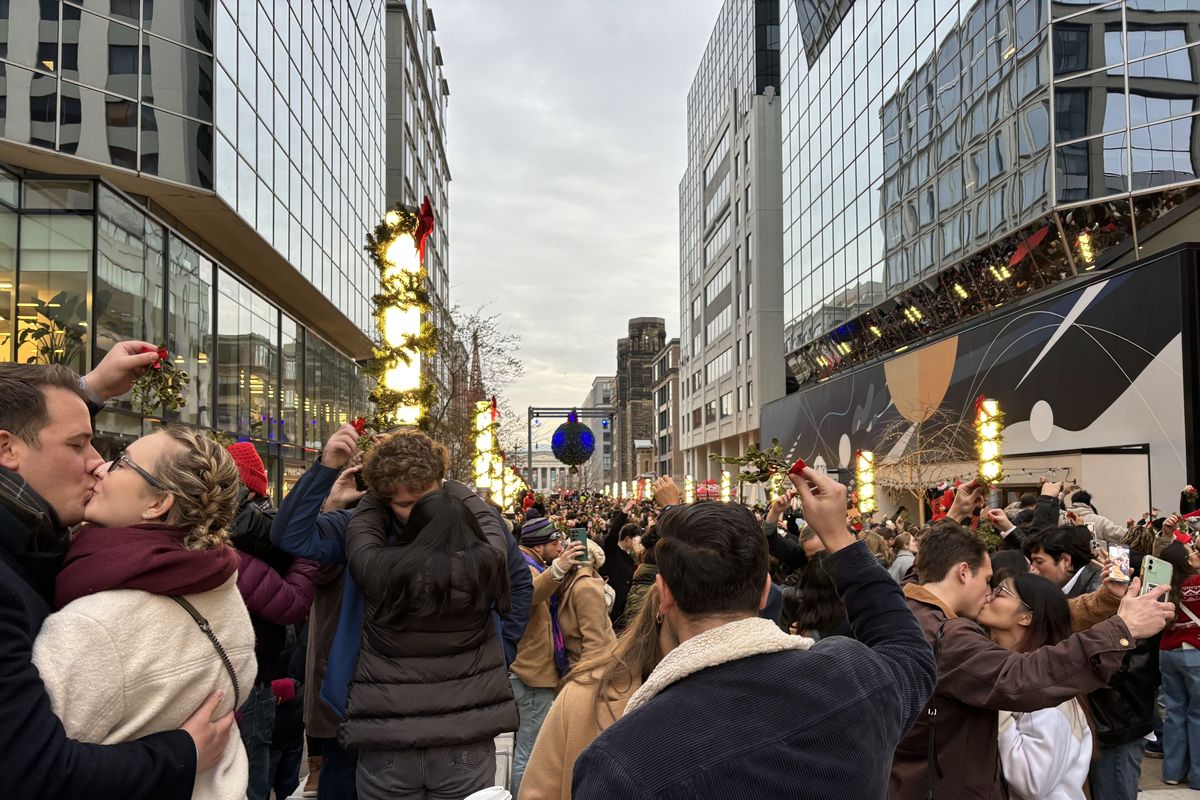 D.C. breaks the world record for most kisses under mistletoe