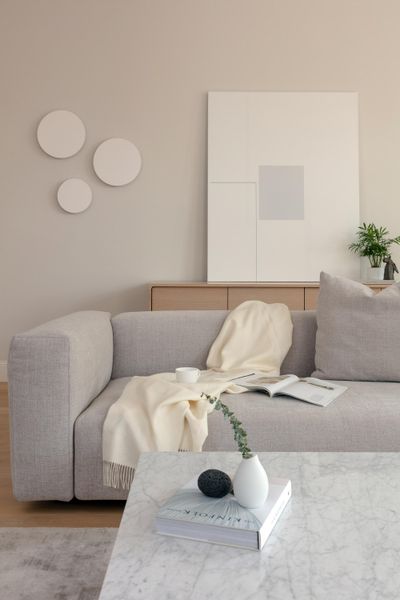 Kashi Shikunova chose a warm white paint color for this room in Bina Gardens in London. To create visual interest, she suggests layering shades of neutrals that complement and contrast. (Simon Eldon / Simon Eldon)